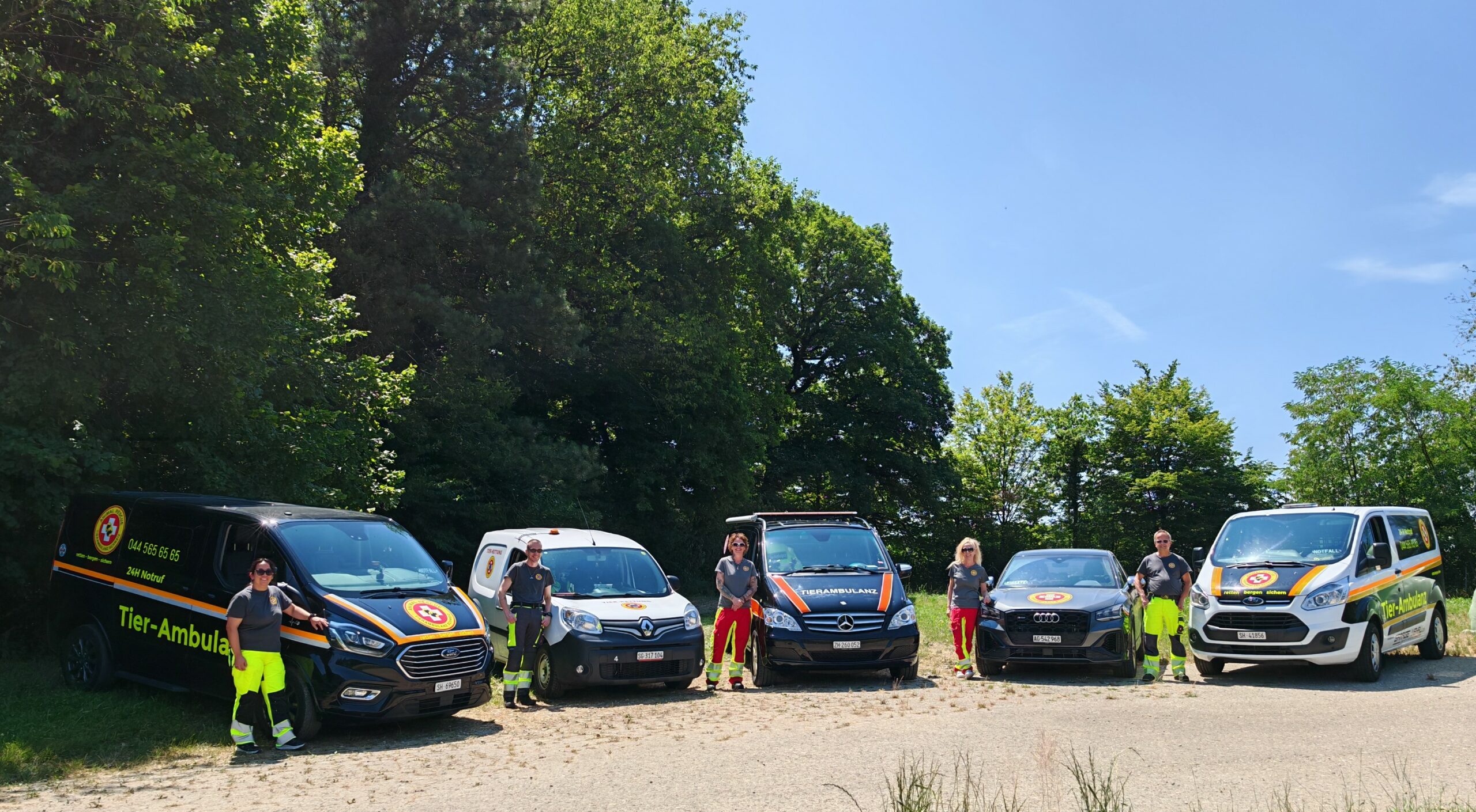 Der VTAD «Verbund Tier-Ambulanz-Dienste» übernimmt
vielfältige Aufgaben im Bereich der Tier-Rettung, Tier-
Sicherung, Erste-Hilfe-Leistungen und beim Transport.
Aktuell haben sich vier eigenständige Tier-Ambulanz-Dienste zusammen geschlossen.